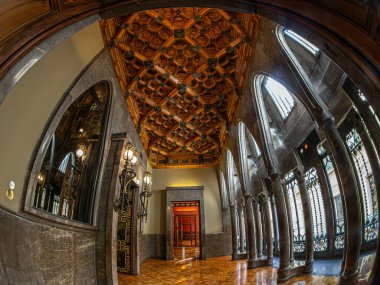 BARCELONA, İspanya - 14 Nisan 2024: Mimar Antoni Gaudi tarafından tasarlanan Palau Guell 'in İç mimarı. 1886 ve 1888 yılları arasında inşa edilmiş ve şu anda UNESCO Dünya Mirası Sisteminde yer almaktadır..