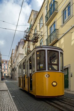 LISBON, PORTUGAL-APRIL 7, 2024: The Bica Funicular (Ascensor da Bica), veya Elevador da Bica Lift (Bica Lift), füniküler demiryolu hattı..