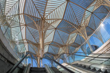 LISBON, PORTUGAL - 9 Nisan 2024: Gare do Oriente ya da Lizbon Oriente İstasyonu, Portekiz 'in ana taşıma merkezlerinden biridir. Mimar Santiago Calatrava tarafından tasarlandı ve Mayıs 1998 'de hizmete girdi.