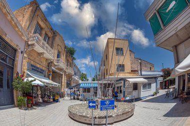 LEFKOŞE, CYPRUS - 18 Haziran 2024: Lokmaci, Ledra Caddesi 'ndeki sınır kapısı, Yunan tarafında, Kıbrıs Rum Kesimi ile Kuzey Kıbrıs Türk Cumhuriyeti arasında sadece yayaydı