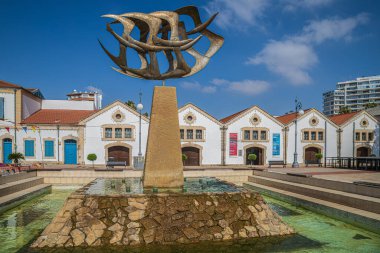 LARNACA, CYPRUS - 17 Haziran 2024: Finikoudes Fountain Athenon caddesi, Avrupa Meydanı, Larnaca Marina ve Finikoudes Promenade yakınlarında yer almaktadır. Arkadaki Larnaca Belediyesi Sanat Galerisi.