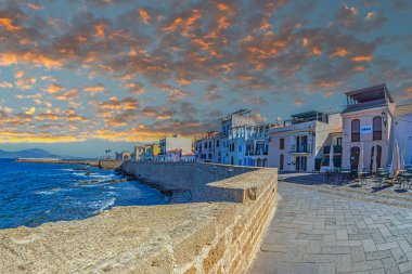 ALGHERO, İtalya - 4 Temmuz 2024: Alghero şehrinin güçlendirilmiş ortaçağ duvarları boyunca, Belvedere Alghero, Bastioni Marco Polo, Sardunya Adası, İtalya 'nın Sassari ili.