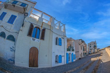 Alghero şehrinin güçlendirilmiş ortaçağ duvarları boyunca, Belvedere Alghero, Bastioni Marco Polo, Sardunya adası, İtalya 'nın Sassari ili.