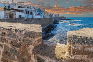 Caletta di Marco Polo 'dan Alghero şehrinin güçlendirilmiş ortaçağ duvarları boyunca Belvedere Alghero, Bastioni Marco Polo, Sardunya Adası, Sassari ili, İtalya.