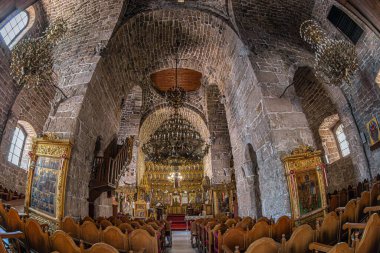 LARNACA, CYPRUS - 17 Haziran 2024: 9. yüzyılın sonlarından kalma bir Bizans kilisesi olan Saint Lazarus Kilisesi. Aziz Lazarus 'un Mezarı' nın olduğu Yunan Ortodoks Kilisesi 'nde altın kaplama bir tabut var