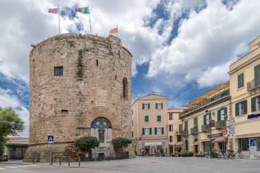 ALGHERO, İtalya - 4 Temmuz 2024: Torre del Portal veya Torre di Porta Terra, şehrin ana girişi olarak 16. yüzyılda inşa edilmiştir..