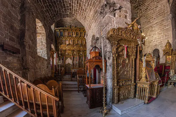 LARNACA, CYPRUS - 17 Haziran 2024: 9. yüzyılın sonlarından kalma bir Bizans kilisesi olan Saint Lazarus Kilisesi. Aziz Lazarus 'un Mezarı' nın olduğu Yunan Ortodoks Kilisesi 'nde altın kaplama bir tabut var