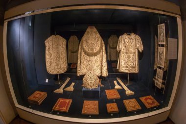 PORTO, PORTUGAL - 12 Nisan 2024: Porto Katedrali 'nde giyilen kıyafetler ve kilise eşyalarıyla yapılan sergi, kilisenin farklı dini etkinliklerde hizmet verdiği zaman,.