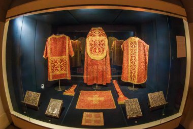 PORTO, PORTUGAL - 12 Nisan 2024: Porto Katedrali 'nde giyilen kıyafetler ve kilise eşyalarıyla yapılan sergi, kilisenin farklı dini etkinliklerde hizmet verdiği zaman,.