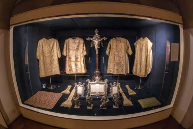PORTO, PORTUGAL - 12 Nisan 2024: Porto Katedrali 'nde giyilen kıyafetler ve kilise eşyalarıyla yapılan sergi, kilisenin farklı dini etkinliklerde hizmet verdiği zaman,.