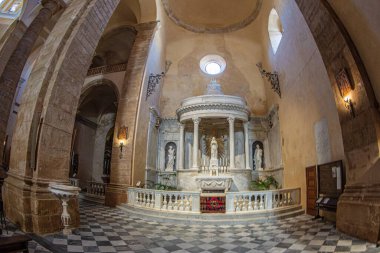 ALGHERO, SARDINIA, ITALY - 4 Temmuz 2024: Cattedrale di Santa Maria Immacolata (Katedral de Santa Maria de l 'Alguer) Piazza Duomo, Roma Katolik katedrali 1593 yılında açıldı.