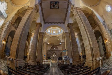 ALGHERO, SARDINIA, ITALY - 4 Temmuz 2024: Cattedrale di Santa Maria Immacolata (Katedral de Santa Maria de l 'Alguer) Piazza Duomo, Roma Katolik katedrali 1593 yılında açıldı.