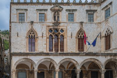 DUBROVNIK, CROATIA - AUG.18, 2022: Divona adındaki Sponza Sarayı, Luza Meydanı 'nda, Stradun Caddesi' nin sonunda, 16. yüzyıl sarayı. Karma Gotik ve Rönesans stili 1516-1522..