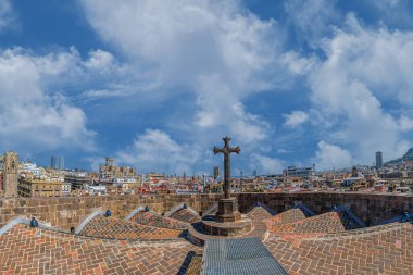 BARCELONA, İSPA-APRIL 14, 2024: Kutsal Haç ve Aziz Eulalia Katedrali, Barselona Katedrali, İspanya 'nın Katolik Başpiskoposluğu, Barselona Katedrali' nin çatısından panoramik manzara.