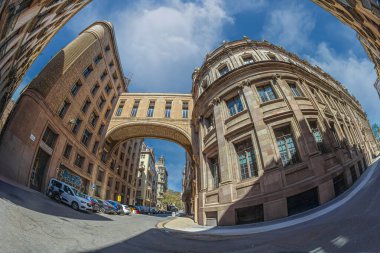 BARCELONA, İspanya - 14 Nisan 2024: PI 'de mimari kemer. De Correus, SN, Ciutat Vella, C. d 'Angel J. Baixeras' da. Köşedeki CSIF (Central Syndical Independiente y de Funcionarios) binası