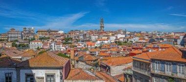 PORTO, PORTUGAL - 11 Nisan 2024: Eski kasabanın çatıları üzerindeki panoramik manzara, Calcada de Vandoma 'dan, Porto katedrali yakınındaki.