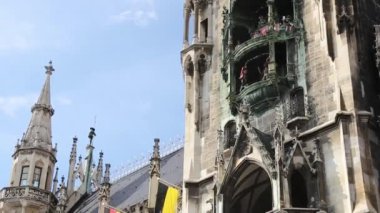 MUNICH, GERMANY - 29 Nisan 2023: Orta Çağ 'da Marienplatz' da (Mary Meydanı) düzenlenen turnuvalardan esinlenerek New City Hall Kulesi 'ndeki ünlü Glockenspiel.