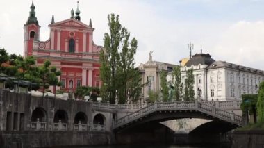 LJUBLJANA, SLOVENIA-JUNE 5 Haziran 2022: Fransisken Annunciation and Triple Bridge Kilisesi (Fransisken Köprüsü), Ljubljanica Nehri üzerindeki 3 köprüden oluşan bir grup. Kasaba Arşidükü Franz Karl 'a