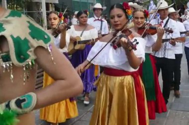 ROMANIA, TIMISOARA - 5 Temmuz 2019: Uluslararası Halk Festivali 'nde geleneksel kostüm giymiş bir grup dansçı Timisoara Belediye Binası tarafından düzenlenen Uluslararası Kalplerin Şenliği.