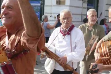 TIMISOARA, ROMANIA - 5 Temmuz 2019: Uluslararası halk festivali Uluslararası Kalplerin Şenliği 'nde geleneksel kostüm giyip İtalya ve Sırbistan' dan gelen dansçılar grubu.