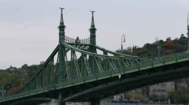 BUDAPEST, HUNGARY - 14 Ekim 2022: Liberty Köprüsü (Macarca: Szabadsag hid), 1894-1896 yılları arasında J. Fekete Hazy 'nin sanat nouveau tarzı planlarıyla inşa edilmiş bir köprü..