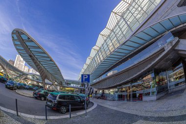 LISBON, PORTUGAL - 9 Nisan 2024: Gare do Oriente ya da Lizbon Oriente İstasyonu, Portekiz 'in ana taşıma merkezlerinden biridir. Mimar Santiago Calatrava tarafından tasarlandı ve Mayıs 1998 'de hizmete girdi.