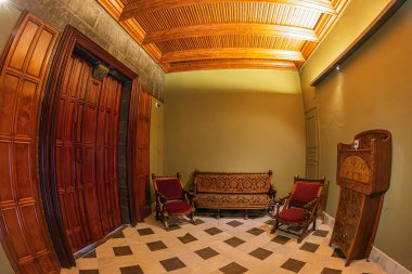 BARCELONA, İspanya - 14 Nisan 2024: Mimar Antoni Gaudi tarafından tasarlanan Palau Guell 'in İç mimarı. 1886 ve 1888 yılları arasında inşa edilmiş ve şu anda UNESCO Dünya Mirası Sisteminde yer almaktadır..