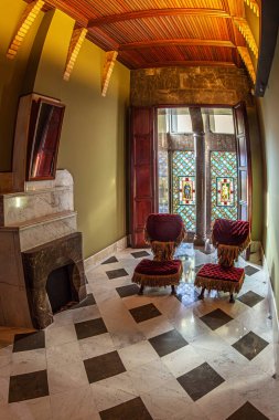 BARCELONA, İspanya - 14 Nisan 2024: Mimar Antoni Gaudi tarafından tasarlanan Palau Guell 'in İç mimarı. 1886 ve 1888 yılları arasında inşa edilmiş ve şu anda UNESCO Dünya Mirası Sisteminde yer almaktadır..