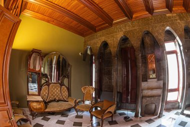 BARCELONA, İspanya - 14 Nisan 2024: Mimar Antoni Gaudi tarafından tasarlanan Palau Guell 'in İç mimarı. 1886 ve 1888 yılları arasında inşa edilmiş ve şu anda UNESCO Dünya Mirası Sisteminde yer almaktadır..