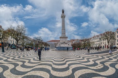 LISBON, PORTUGAL - 5 Nisan 2024: Praca Dom Pedro IV, bilinen adıyla Rossio Square, ismini Portekiz Kralı ve Brezilya 'nın ilk imparatoru Dom Pedro IV' ten almıştır. Pedro IV 'ün sütunları meydanın ortasında.