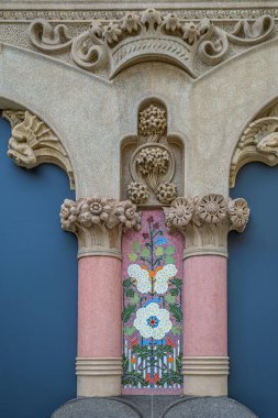 BARCELONA, İspanya - 15 Nisan 2024: Eusebi Arnau tarafından yapılan heykellerle süslenmiş Casa Lleo Morera binasının ön cephesi. 1902-1906 yılları arasında mimar Llus Domnech i Montaner tarafından inşa edildi..