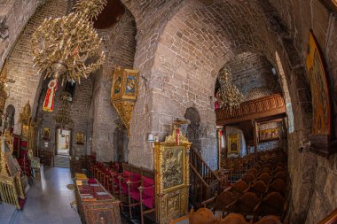 LARNACA, CYPRUS - 17 Haziran 2024: 9. yüzyılın sonlarından kalma bir Bizans kilisesi olan Saint Lazarus Kilisesi. Aziz Lazarus 'un Mezarı' nın olduğu Yunan Ortodoks Kilisesi 'nde altın kaplama bir tabut var
