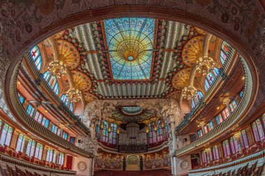 BARCELONA, CATALONIA, SPAIN - 14 Nisan 2024: Katalan Müzik Sarayı 'nın İçi, mimar Lluis Domenech i Montaner tarafından Katalan modernistası tarzında tasarlanmış bir konser salonu. İnşaat 1905-1908.