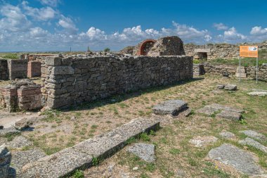 Tarihi kalenin kalıntıları Histria, Dobrogea, Romanya. MÖ 657 yılında Karadeniz 'de liman olarak kurulan ve M.S. 7. yüzyılda Avar-Slav işgallerinde imha edilen Yunan yerleşimciler tarafından kuruldu..