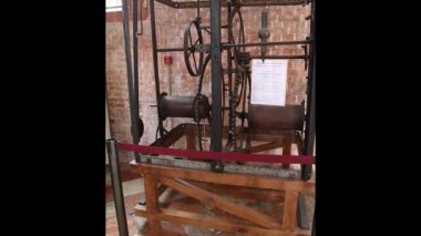 VENICE, İtalya - 18 Mart 2023: Mekanik saat, şehrin en büyük kilisesi olan Santa Maria Gloriosa dei Frari 'nin içindeki işlevsel bir ortaçağ mekanizması. 1338-1440 yılları arasında inşa edilmiş..