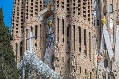 Barselona, Katalonya, İspanya-27 Şubat 2022: Mimar Antoni Gaudia tarafından tasarlanan ünlü La Sagrada Familia katedralinin dışı. 1882 yılından beri inşa ediliyor..