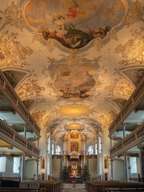 ERLANGEN, GERMANY - 15 ARALIK 2023: Barok Neustadt Kilisesi 1722-1737 yılları arasında, aynı zamanda Friedrich-Alexander-Üniversitesi Erlangen-Nuremberg Üniversitesi Kilisesi, 1837 'den beri inşa edilmiştir..