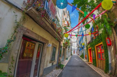 LISBON, PORTUGAL - 7 Nisan 2024: Madragoa 'da, Santos ve Santa Catarina mahalleleri arasında, Rua da Silva, daha çok bilinen adıyla Rua Verde, Lizbon' da yeşil bir sokak.. 