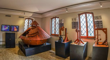 Venedik, İtalya-18 Mart 2023 Leonardo da Vinci Müzesi 'nin içinde. Leonardo da Vinci 'nin tasarımlarına dayalı gerçek boyutta bir makine koleksiyonu. Tüm makineler çalışır ve birçoğu denenebilir..