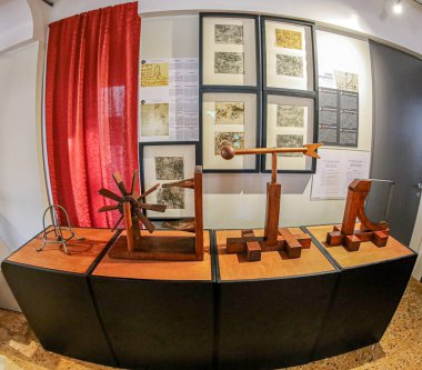 Venedik, İtalya-18 Mart 2023 Leonardo da Vinci Müzesi 'nin içinde. Leonardo da Vinci 'nin tasarımlarına dayalı gerçek boyutta bir makine koleksiyonu. Tüm makineler çalışır ve birçoğu denenebilir..
