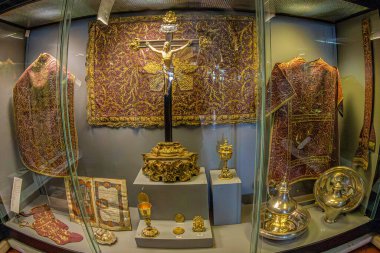 LISBON, PORTUGAL - 8 Nisan 2024: Lizbon Katedrali 'nde giyilen giysiler ve kilise eşyalarıyla yapılan sergi, kilisenin farklı dini etkinliklerde hizmet verdiği zaman,.