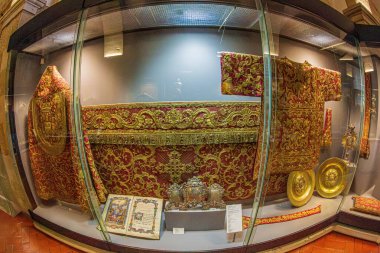 LISBON, PORTUGAL - 8 Nisan 2024: Lizbon Katedrali 'nde giyilen giysiler ve kilise eşyalarıyla yapılan sergi, kilisenin farklı dini etkinliklerde hizmet verdiği zaman,.