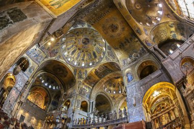 VENICE, İtalya - 17 Mart 2023: St. Mark 's Bazilikası (Basilica Cattedrale di San Marco) olarak bilinen Ortaçağ Patriklik Katedrali Bazilikası' nın içi. Altın mozaikler.