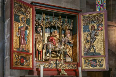 STRASBOURG, FRANCE - 3 Mayıs 2023: Ünlü Notre Dame Katedrali de Strasbourg 'un İçi. Gotik bina, 1200 'lerden kalma. UNESCO Dünya Mirası Alanı.