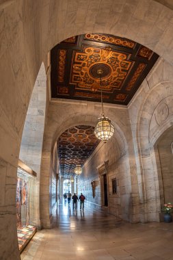 NEW YORK, ABD-Mart 7, 2020: Halk Kütüphanesi 'nin iç manzarası. 53 milyon parça ve 92 yer ABD' deki ikinci en büyük halk kütüphanesi ve dünyanın üçüncü büyük kütüphanesi..