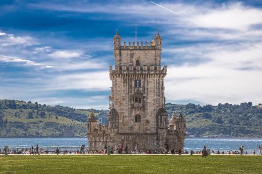 LISBON, PORTUGAL - APRIL 7, 2024: The Belem Tower (Torre de Belem) 1514-1520, Tagus Nehri 'nin N kıyısını Manuelino tarzında inşa etti, mimar Francisco de Arruda. UNESCO Dünya Mirası.