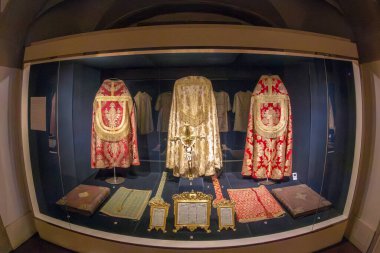 PORTO, PORTUGAL - 12 Nisan 2024: Porto Katedrali 'nde giyilen kıyafetler ve kilise eşyalarıyla yapılan sergi, kilisenin farklı dini etkinliklerde hizmet verdiği zaman,.