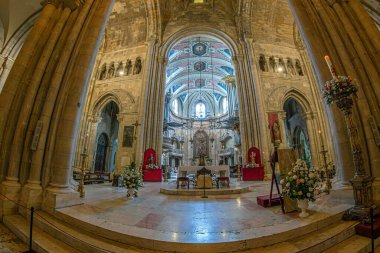 LISBON, PORTUGAL - 8 Nisan 2024: Lizbon Katedrali, Saint Mary Major veya Se de Lisboa Katedrali olarak da bilinir. Lizbon 'daki en eski kilise ve 1147' de inşa edilmiş..