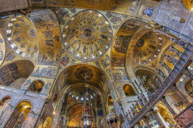 VENICE, İtalya - 17 Mart 2023: St. Mark 's Bazilikası (Basilica Cattedrale di San Marco) olarak bilinen Ortaçağ Patriklik Katedrali Bazilikası' nın içi. Altın mozaikler.