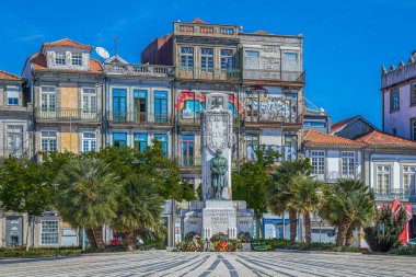 PORTO, PORTUGAL- 12 Nisan 2024: Igreja dos Carmelitas veya Igreja dos Carmelitas Descalos 'un içinde, 1616-1628 yılları arasında inşa edildi. Sol tarafta ise Azulejo tekniği ile boyanmış fayanslar var..
